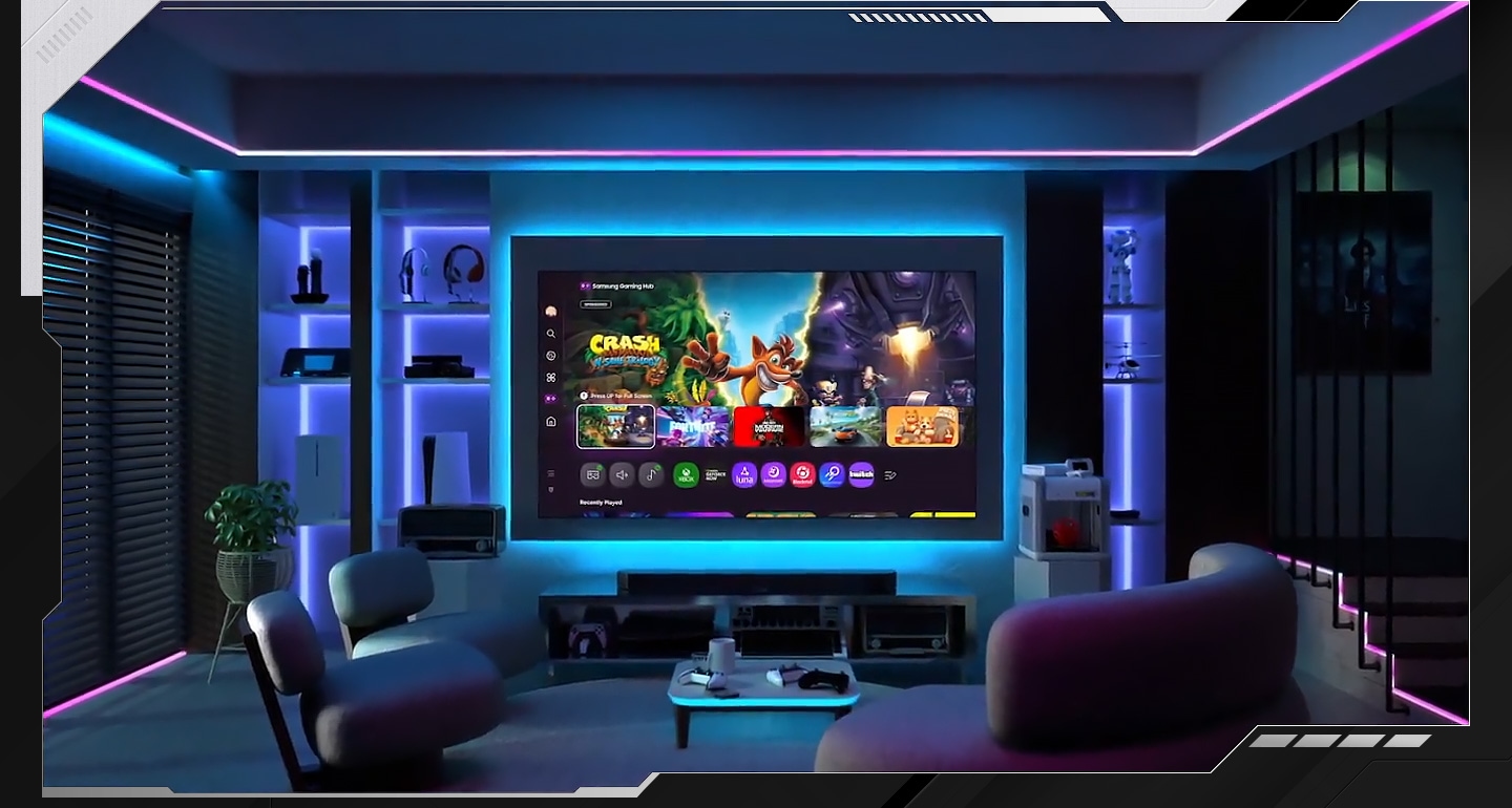 Auf dem Bildschirm eines TV-Geräts präsentiert der Samsung Gaming Hub viele Spiele und Apps. Jede spielbezogene App wird zweimal hervorgehoben. Die Szene wechselt zu einem dunklen Wohnzimmer mit Neonbeleuchtung und dem TV-Gerät in der Mitte, das den Samsung Gaming Hub zeigt.