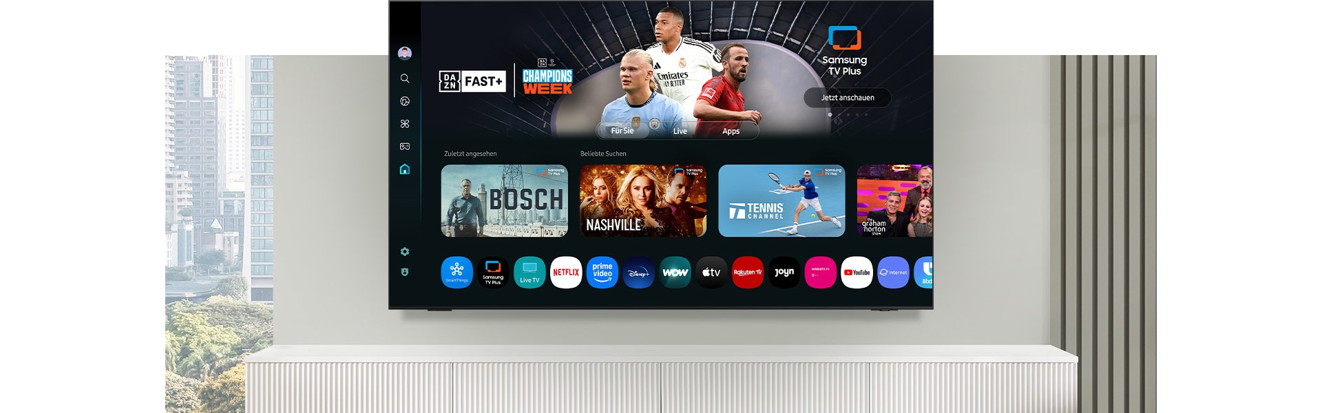 Ein Fernseher zeigt einen One UI Tizen-Bildschirm mit Optionen zum Streamen von Free-TV und verschiedenen Apps und Diensten wie Samsung TV Plus.