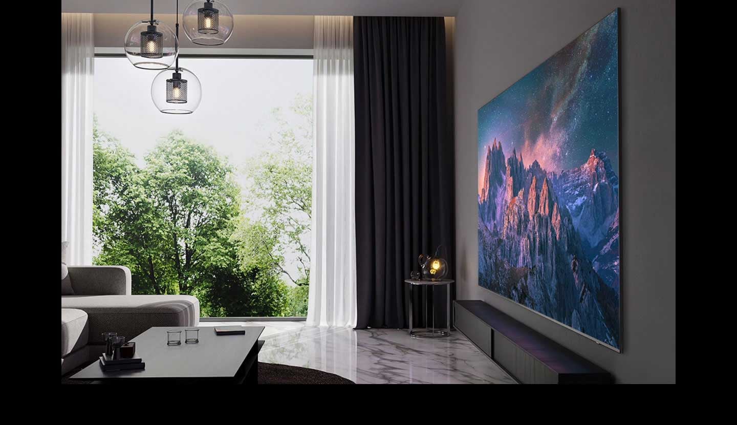 Der 98-Zoll-Supersize TV von Samsung wird an eine zuvor leere Wand montiert und wertet das Wohnzimmer sofort ästhetisch auf.