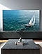 Ein 98-Zoll-Supersize TV ist an der Wand eines Wohnzimmers montiert und zeigt ein Segelboot an.