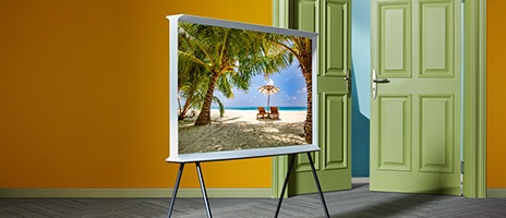 Der Fernseher ist auf einem Standfuß montiert.