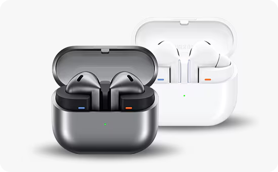 Die Galaxy Buds in weiß werden vor einem dunklen Hintergrund gezeigt.