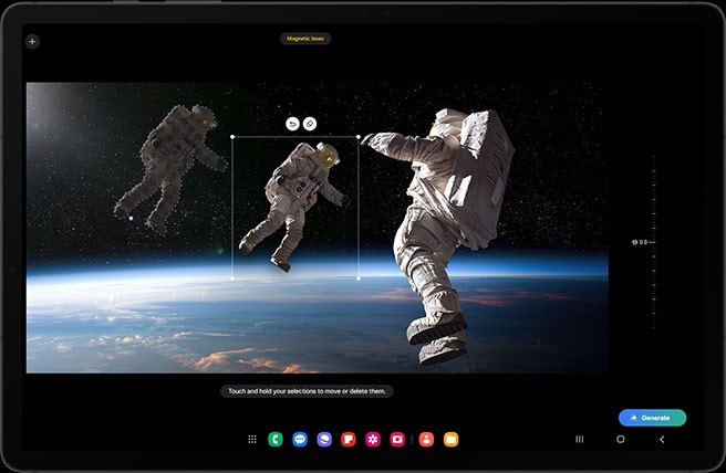 Galaxy Tab S9+ i Landskabstilstand med Photo Editor-appen åben og viser et billede af to astronauter, der svæver i rummet. Det originale billede af astronauten til venstre er blevet valgt og flyttet til midten af skærmen ved hjælp af Photo Assist-funktionen.