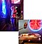 En kvinde står foran et neonskilt, et nærbillede af kinesisk takeaway, som holdes op mod et neonlys