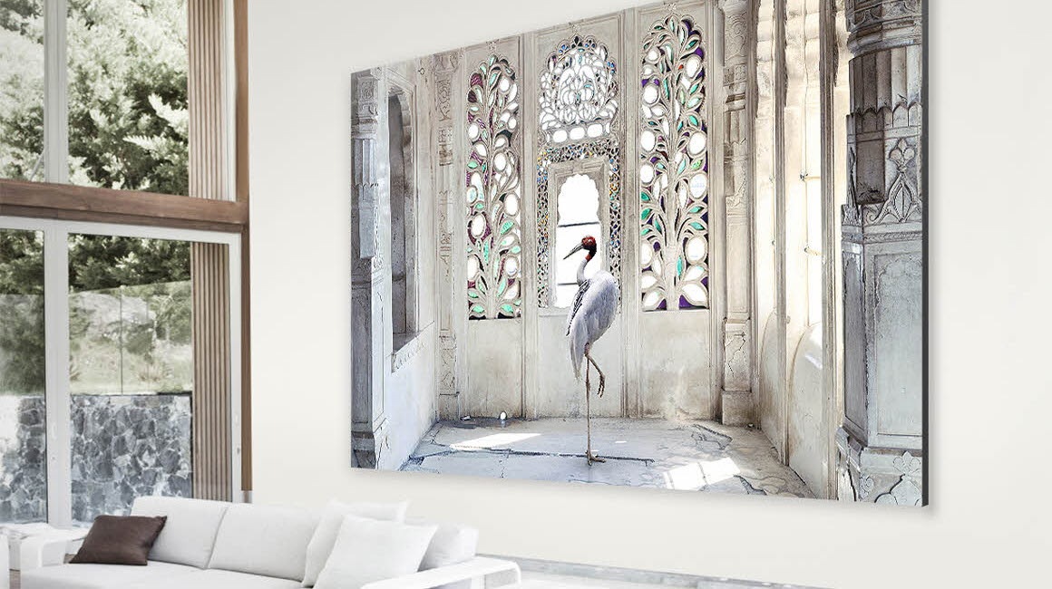 The Wall i en lys stue med høje vinduer og lofter viser et berømt fotografi af en kran i et palads