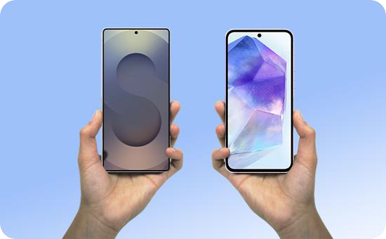En hånd der holder en Galaxy S25 smartphone og en hånd der holder en smartphone fra Galaxy A-serien