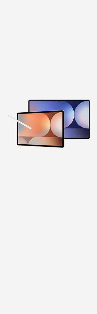 En Galaxy Tab S10+ ses forfra i liggende tilstand med en S Pen, der peger på skærmen, som har en skarlagenrød baggrund. Bag den, og lidt overlappende, er der en Galaxy Tab S10 Ultra, også i liggende tilstand, men med blå baggrund.