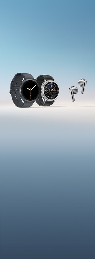 Galaxy Watch8 Classic med en Hybrid Band i Black hviler på siden. Galaxy Watch8 med en Sports Band i White er placeret lodret, lidt bag Galaxy Watch8 Classic. Teksten Galaxy Watch8 Galaxy Watch8 Classic Galaxy AI og dens ikon.