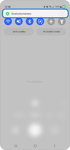 4. darbība. Paziņojumu izvēlnes skats, kurā tiek rādītas programmas, kuras pašlaik izmanto kameru vai mikrofonu.