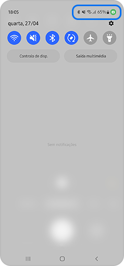 Passo 3. Imagem do menu de notificações que aparece durante a chamada com o ponto verde no canto superior do ecrã. Toque no ponto verde.