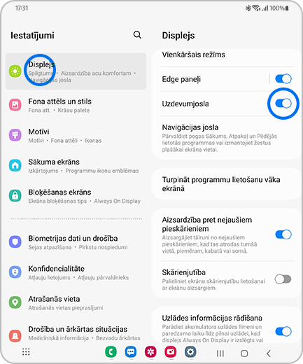 Ekrāna "Iestatījumi" un "Displejs" skats ar izceltām opcijām "Displejs" un pārslēgšanas pogu "Uzdevumjosla".