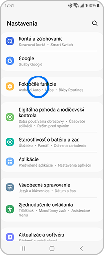 Zobrazenie obrazovky Nastavenia s ťuknutím na položku „Pokročilé funkcie“.