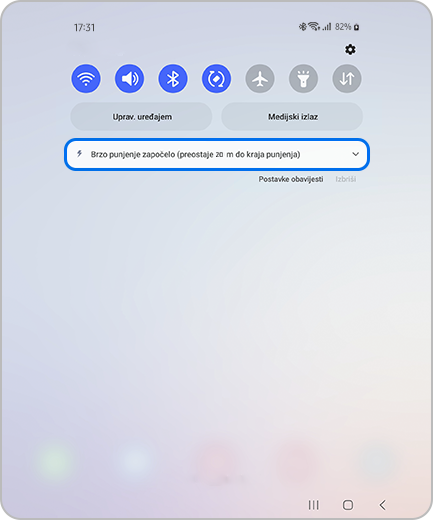 Prikaz Ploče za brzi pristup uređaja Galaxy Z Fold4 s baterijom na 82 % i ikonom brzog punjenja.