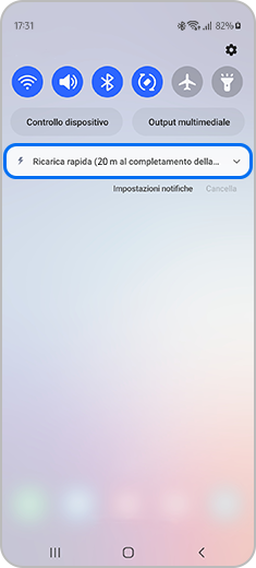 Immagine del pannello rapido con una notifica di ricarica.