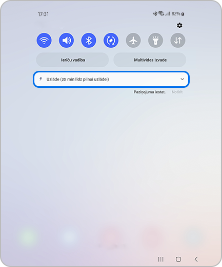 Galaxy Z Fold4 ātrās piekļuves paneļa skats ar parastās uzlādes ikonu pie 82% akumulatora uzlādes jaudas.