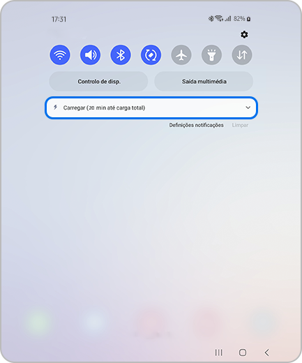 Vista do Painel Rápido de um Galaxy Z Fold4 com 82% de bateria e com um ícone de carregamento normal.