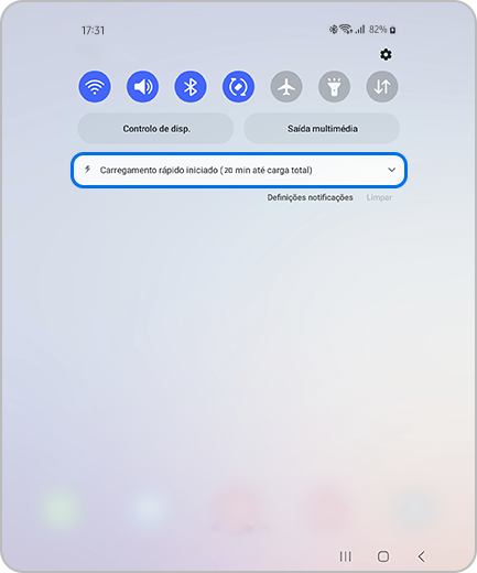 Vista do Painel Rápido de um Galaxy Z Fold4 com 82% de bateria e com um ícone de carregamento rápido.
