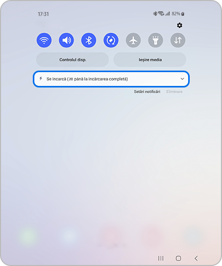 Imagine cu panoul rapid al unui Galaxy Z Fold4, cu bateria la 82%, cu o pictogramă de încărcare obișnuită.