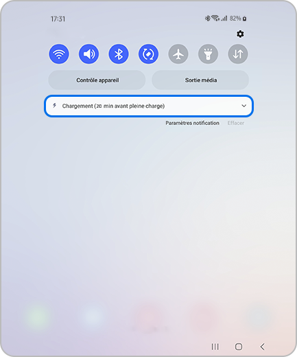 Vue du volet des raccourcis d’un Galaxy Z Fold4 à 82 % de batterie avec une icône de chargement normal.