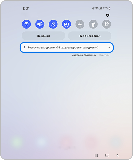 Зображення панелі швидкого доступу Galaxy Z Fold4 при заряді акумулятора 82% зі значком швидкого заряджання.