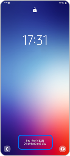 Xem màn hình khóa với biểu tượng sạc nhanh ở mức 82% pin.
