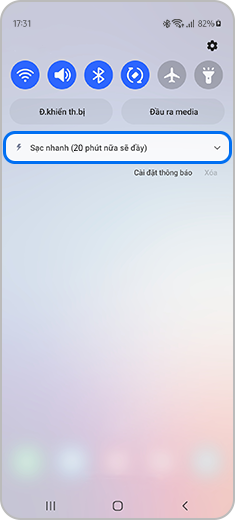 Xem bảng điều khiển nhanh với thông báo sạc.