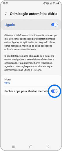 Vista do ecrã "Otimizaçao automática diária" com o botão de alternância "Fechar apps para libertar memória" realçado.