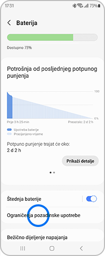 Prikaz zaslona „Baterija“ s istaknutom stavkom „Ograničenja pozadinske upotrebe“.