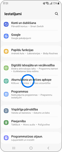 Iestatījumu ekrāns ar izceltu opciju "Akumulatora un ierīces apkope".