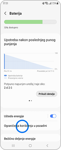 Prikaz ekrana „Baterija” sa označenom opcijom „Ograničenja korišćenja u pozadini”.