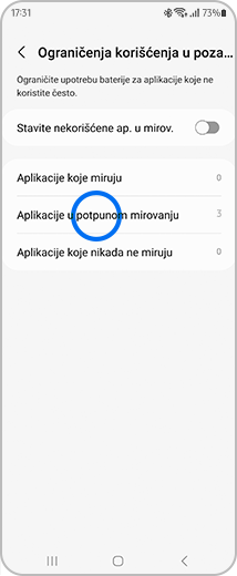 Prikaz ekrana „Ograničenja za korišćenje u pozadini” sa označenom opcijom „Aplikacije u potpunom mirovanju”.