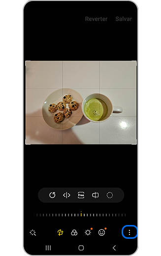 Vista do ícone de mais opções ao editar imagem.