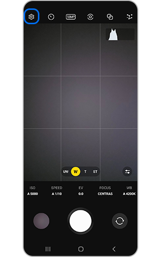 Fotoaparato ekrano vaizdas su paryškinta nustatymų piktograma.