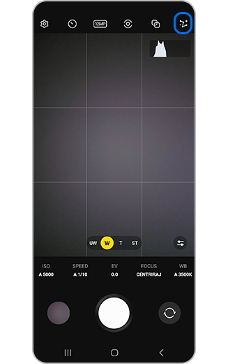 Prikaz ekrana kamere sa istaknutom ikonicom za astrofotografiju.
