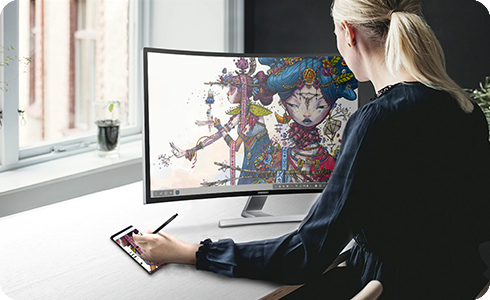Vue d’une femme dessinant sur un téléphone intelligent et visualisant son œuvre sur un écran.
