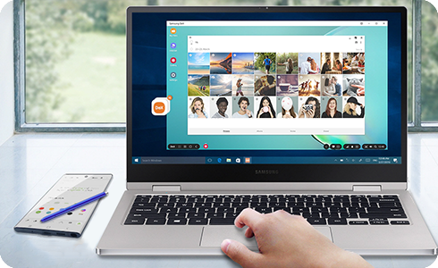 Samsung DeX fotoğraf seçeneklerini gösteren bir dizüstü bilgisayarın yanında bir akıllı telefonun görünümü.