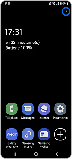 Vue de l’écran d’accueil avec le mode d’économie d’énergie activé et l’icône Plus d’options en évidence.