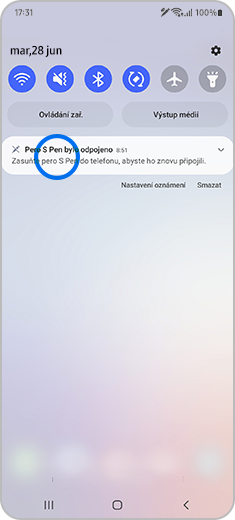 Pohled na panel oznámení a klepnutí na zprávu „Pero S Pen bylo odpojeno“.