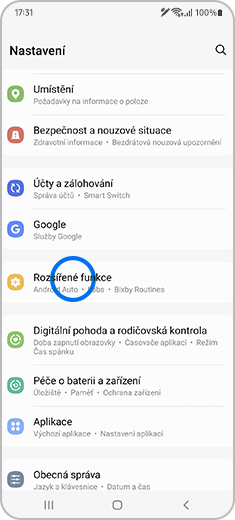 Pohled na nabídku Nastavení se zvýrazněnou možností „Rozšířené funkce“.