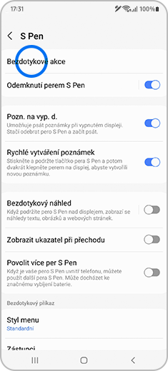 Pohled na obrazovku „S Pen“ se zvýrazněnou položkou „Bezdotykové akce“.