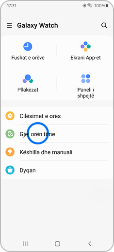 Pamja e ekranit kryesor të aplikacionit Galaxy Wearable me opsionin "Gjej orën time" të theksuar.