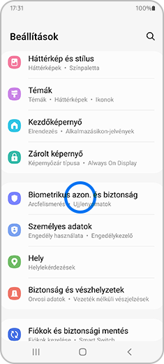 Az eszköz beállításoki képernyőjének nézete, ahol a „Biometrikus azon. és biztonság” lehetőség kiemelten látható.