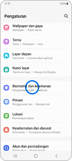Tampilan layar pengaturan perangkat dengan opsi "Biometrik dan keamanan" disorot.