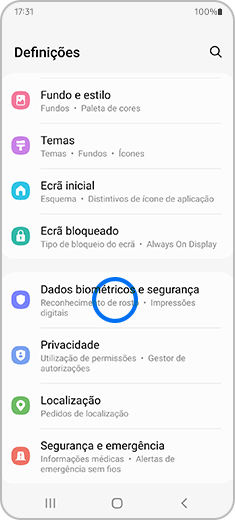 Vista do ecrã de definições do dispositivo com destaque para a opção “Dados biométricos e segurança”.