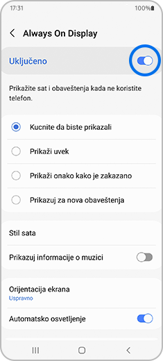 Prikaz ekrana „Always On Display“ sa istaknutim preklopnim dugmetom.