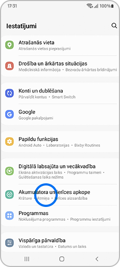 Iestatījumu ekrāna skats ar iezīmētu opciju “Akumulatora un ierīces apkope”.