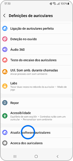 Vista do menu de “Definições de auriculares” com destaque para a opção “Atualiz. software auriculares”.