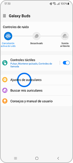 Vista de la pantalla "Galaxy Buds" con la opción "Ajustes de auriculares" resaltada.