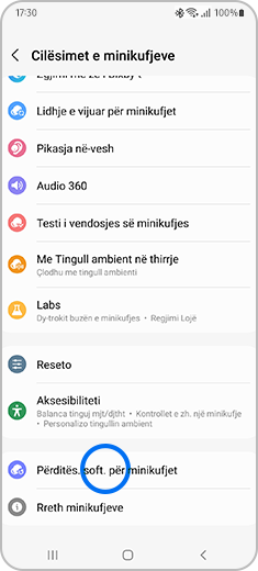 Pamja e menusë “Cilësimet e minikufjeve” me “Përditësimi i softuerit të minikufjeve” të theksuar.