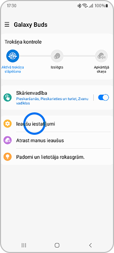 Galaxy Buds ekrāns ar izceltu opciju "Ieaušu iestatījumi".